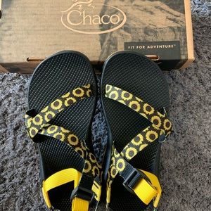 Brand new 10 W custom Chacos sunflowers